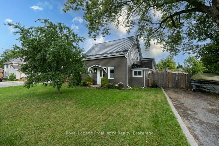 Property Photo:  61 Pelham Street  ON K8V 4T8 
