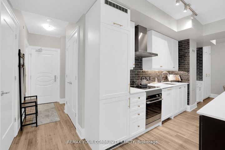 Property Photo: 9085 Jane Street 523 ON L4K 0L8