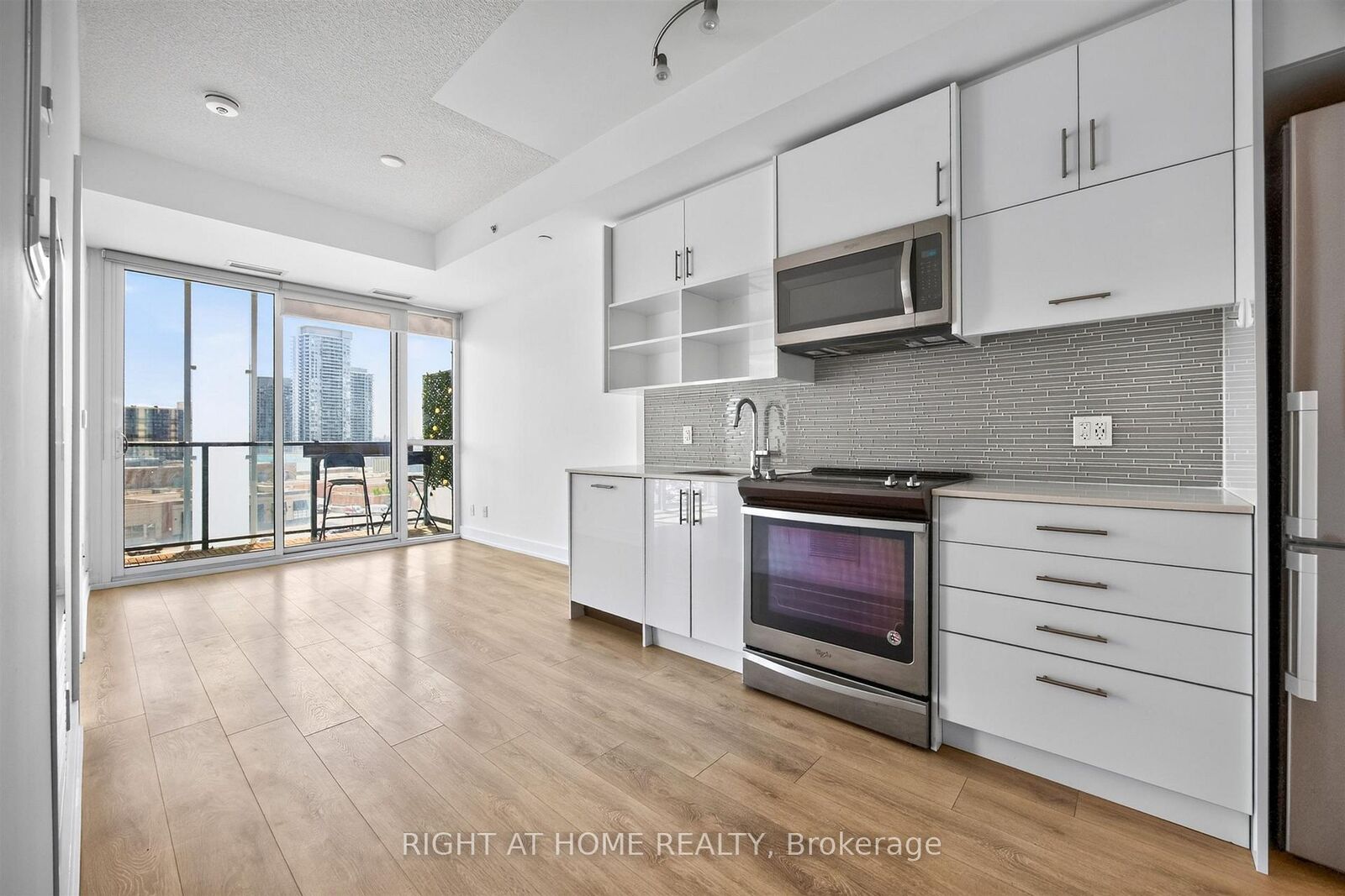 Property Photo: 128 Fairview Mall Drive 712 ON M2J 0E8