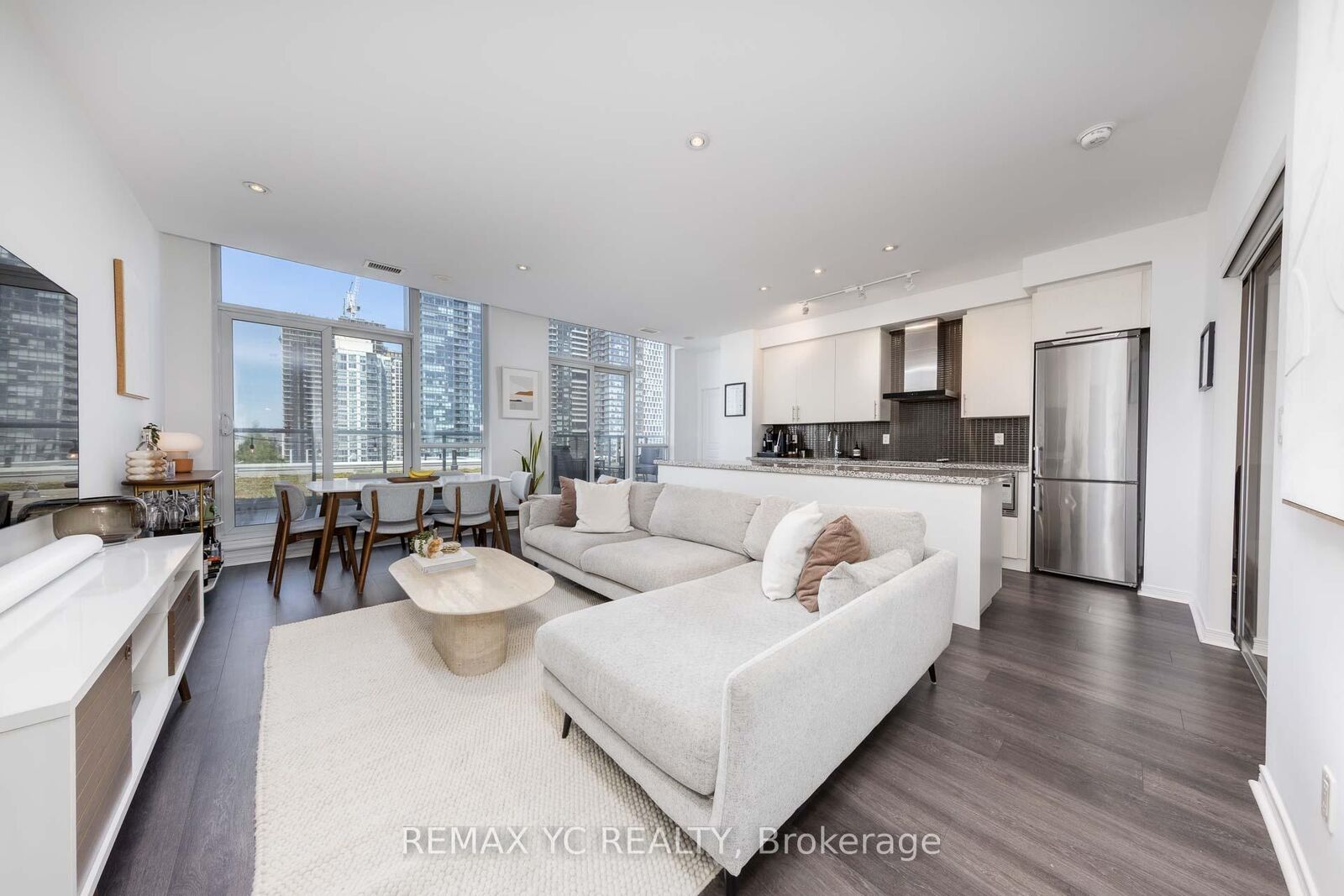 Property Photo: 352 Front Street W Ph09 ON M5V 0K3