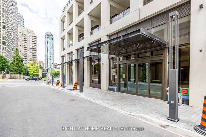 Property Photo:  30 Elm Drive W 1103  ON L5B 0N6 