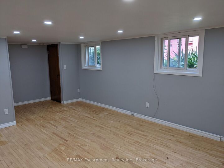 Property Photo:  158 James Street 5  ON L2R 5C5 