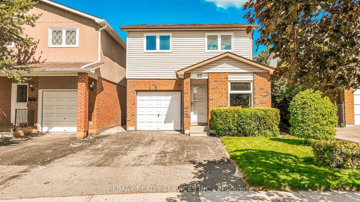 32 Winterfold Drive — photo 1