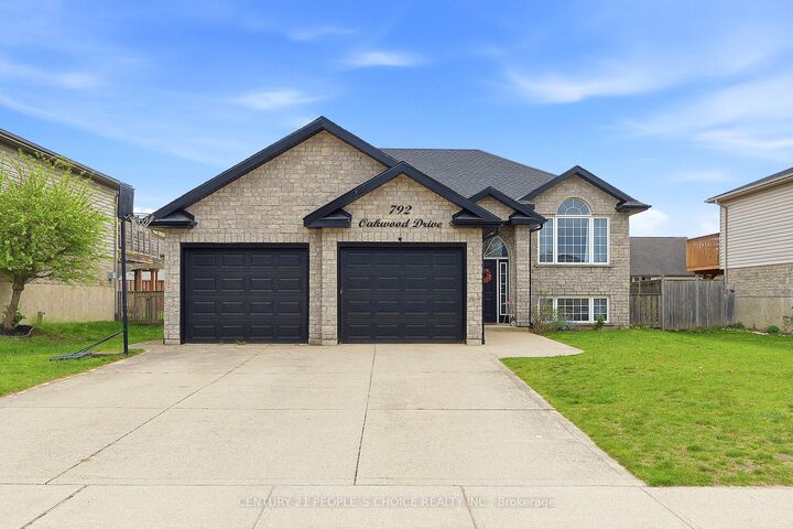 792 Oakwood Drive — photo 1