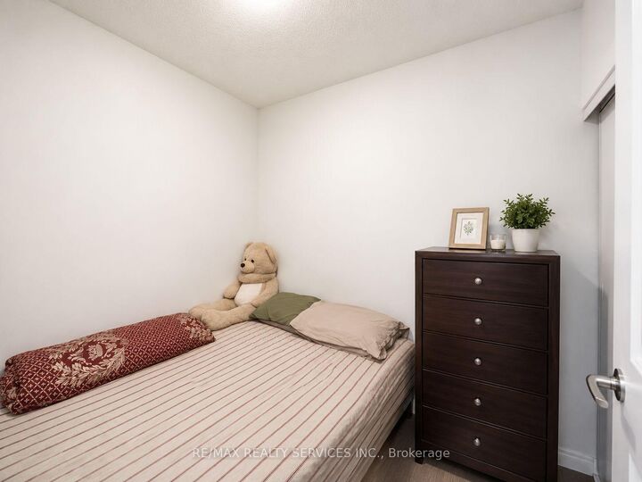 Property Photo:  202 Burnhamthorpe Road E 2108  ON L5A 0B2 