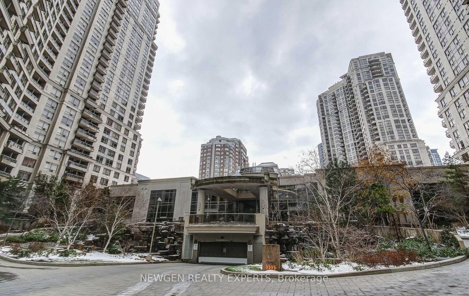 Property Photo:  3880 Duke Of York Boulevard 309  ON L5B 4M7 