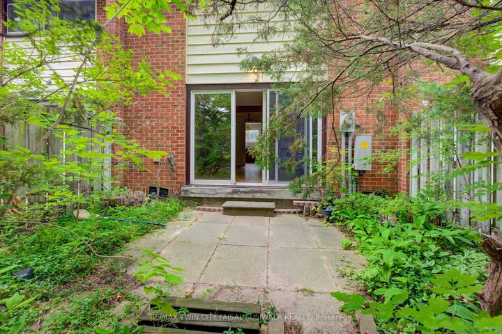 Property Photo: 201 Silvercreek Parkway N 14 ON N1H 3T4
