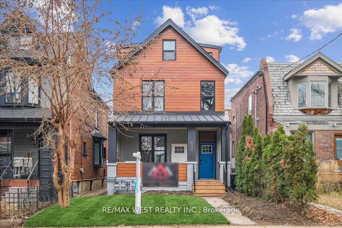 Property Photo:  202 Perth Avenue Lower  ON M6P 3K8 