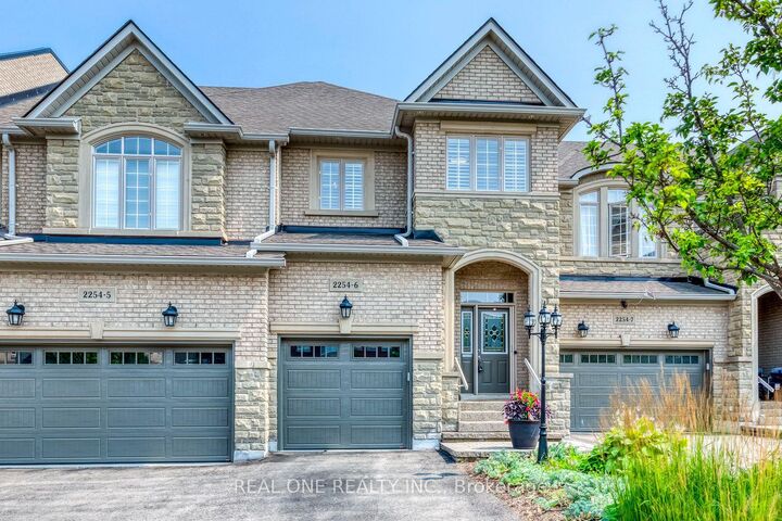 Property Photo: 2254 Rockingham Drive 6 ON L6H 7H8