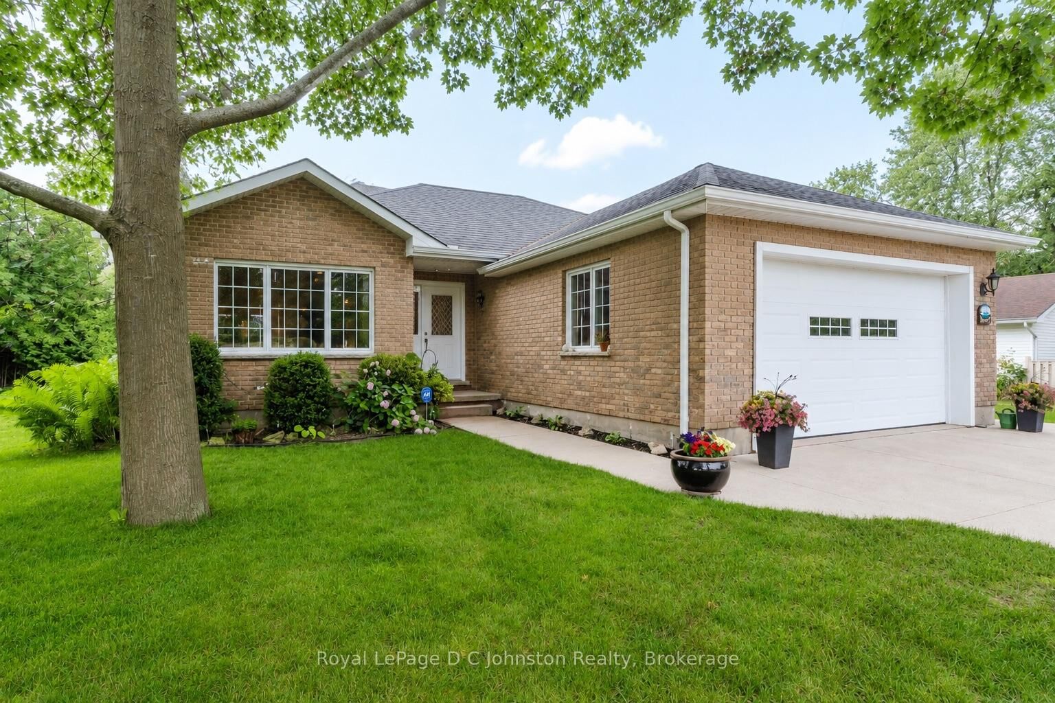 Property Photo: 103 Grenville Street N ON N0H 2L0