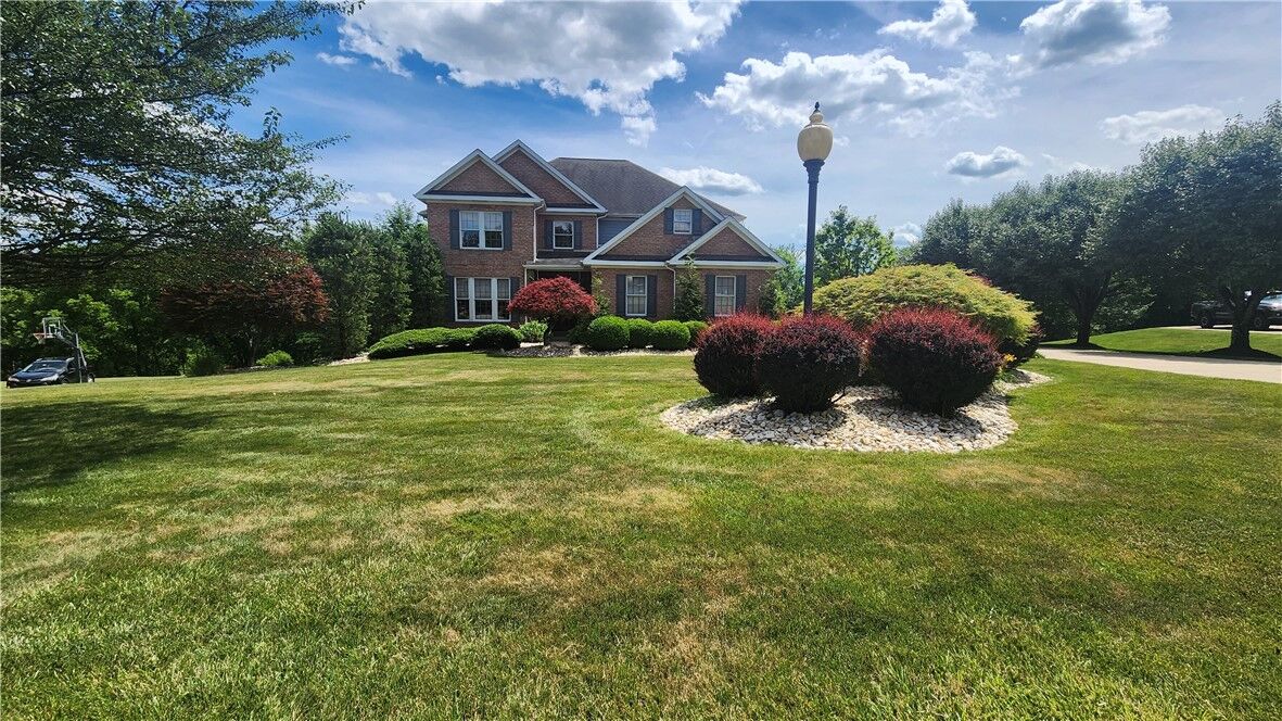 Property Photo:  32 Hawthorne Ln  PA 15642 