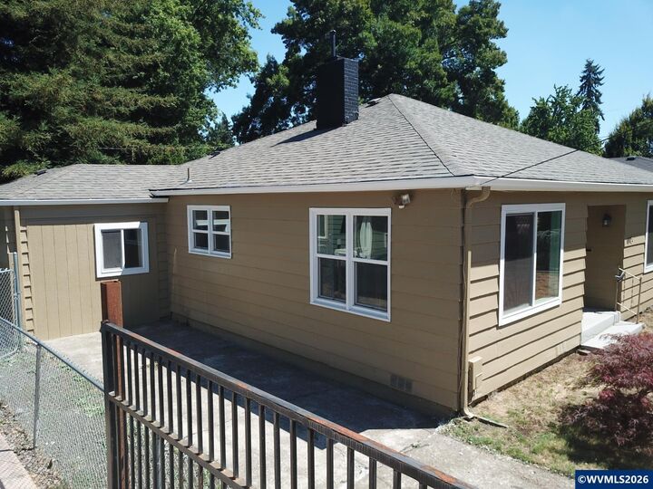Property Photo: 1075 Shipping St NE OR 97301