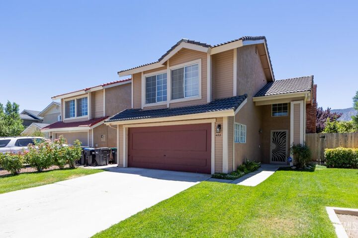 Property Photo: 422 Sherwood Pl CA 93561