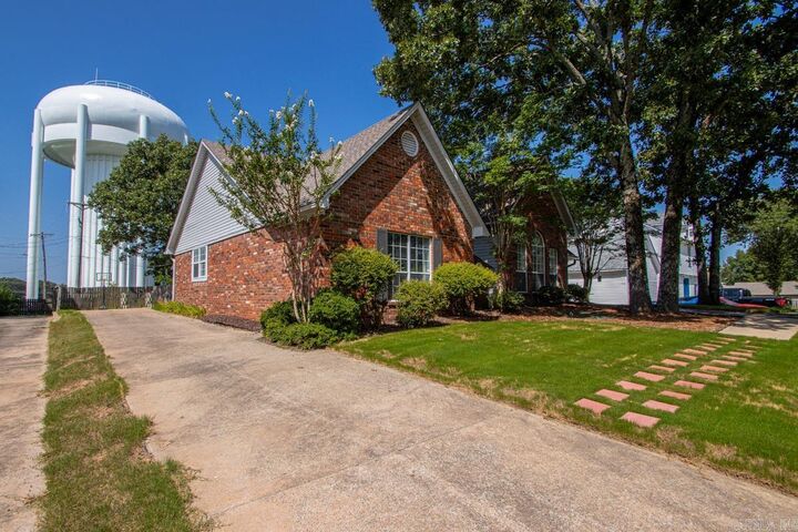 Property Photo: 1404 Faircove Loop AR 72116