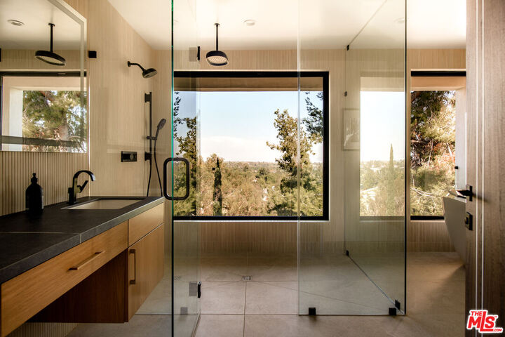 Property Photo: 122 Patrician Way CA 91105