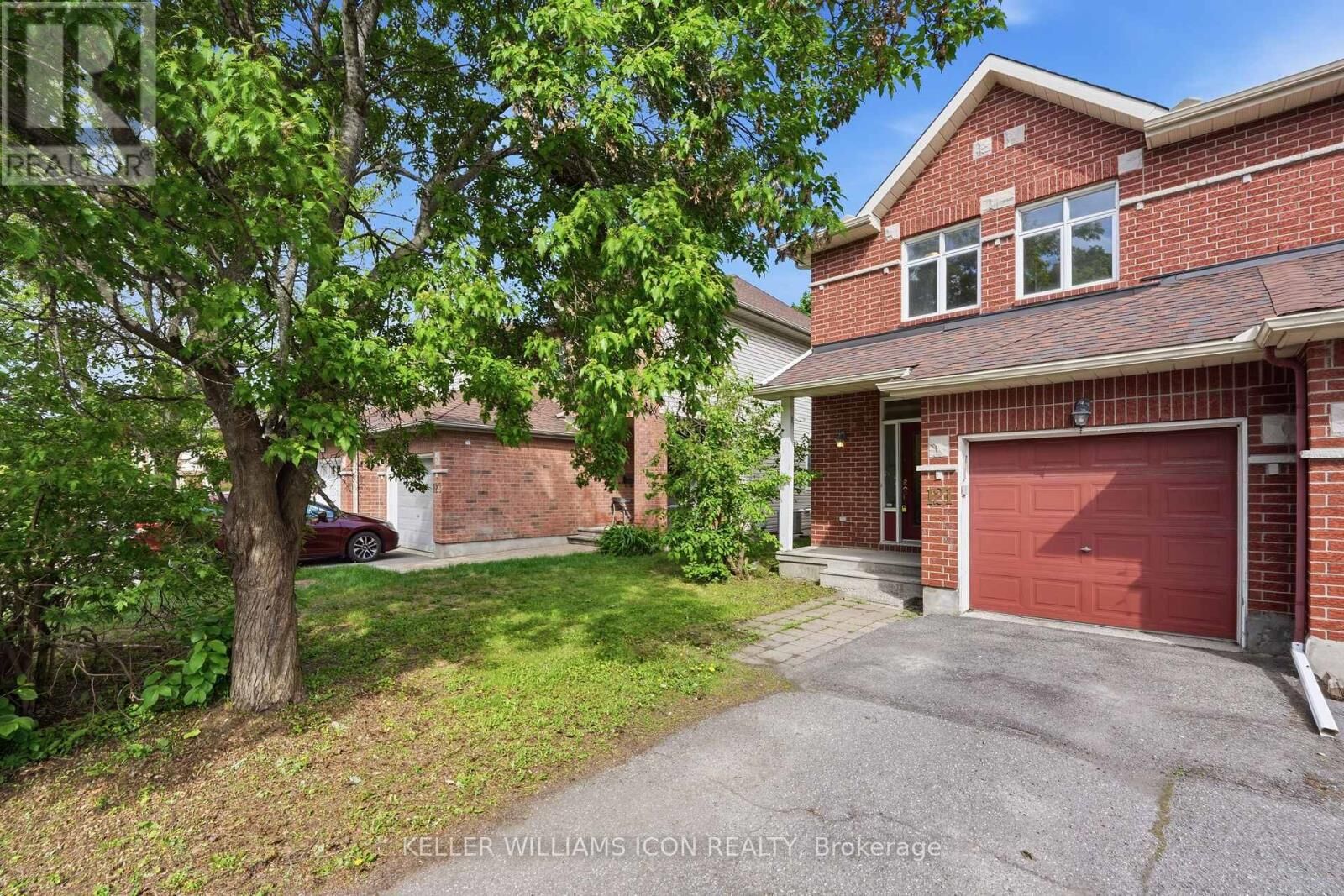 Property Photo:  121 Thornbury Crescent  ON K2G 6J1 