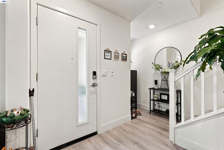 Property Photo:  895 Manor Blvd  CA 94579 