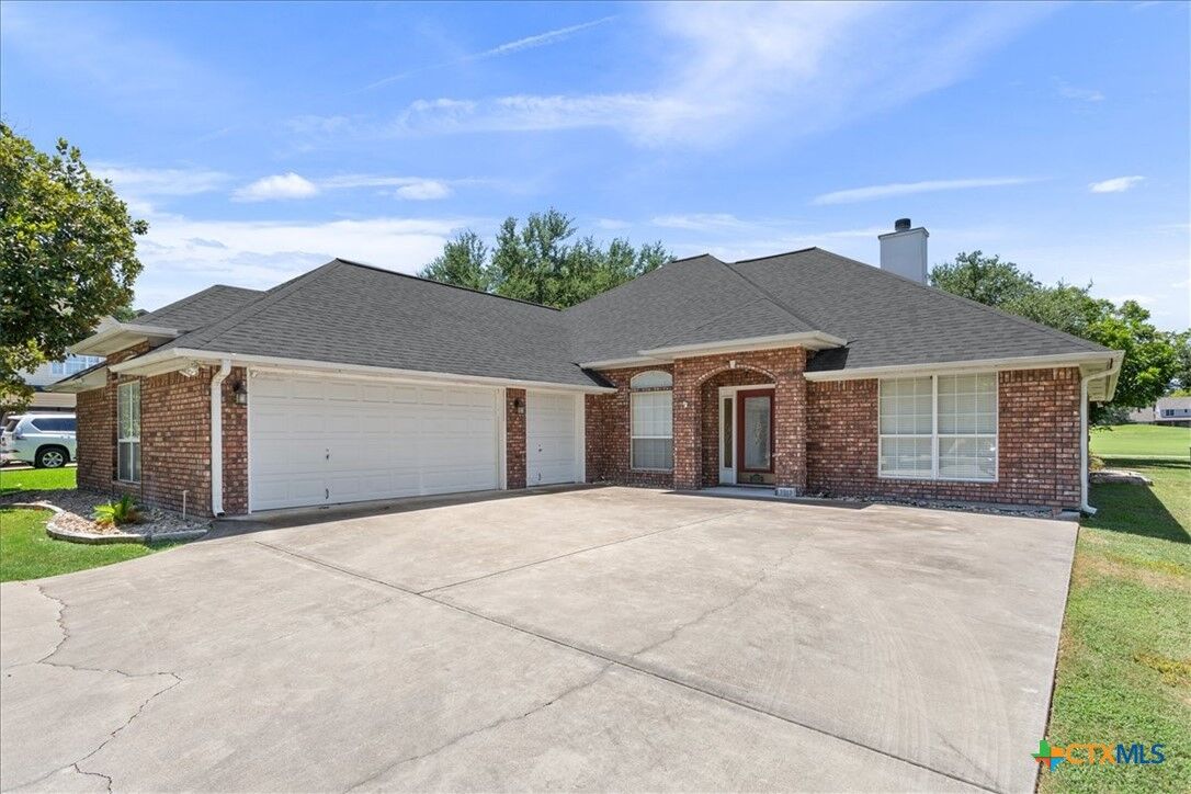 Property Photo:  3313 Chisholm Trail  TX 76571 
