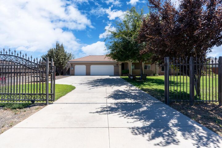 Property Photo: 28788 Avenue 16 CA 93636