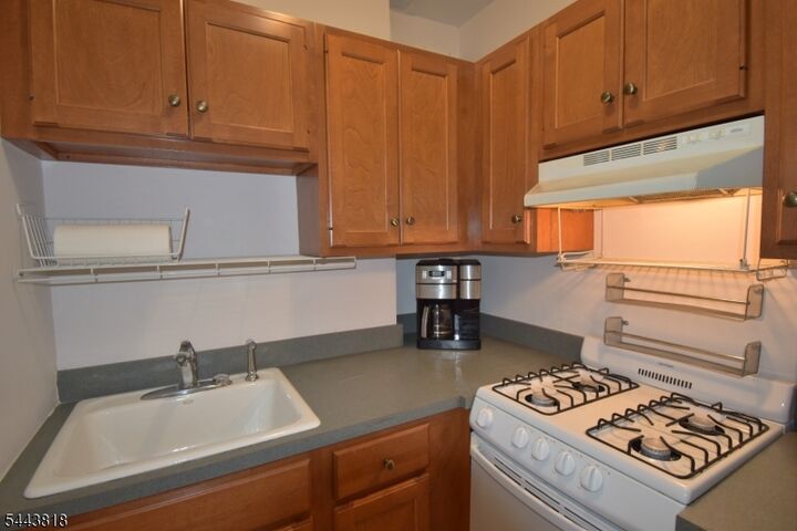 Property Photo: 5 Roosevelt Pl 5C NJ 07042