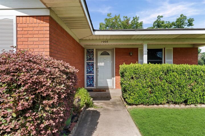 Property Photo: 1005 N Fowlkes Street TX 77474