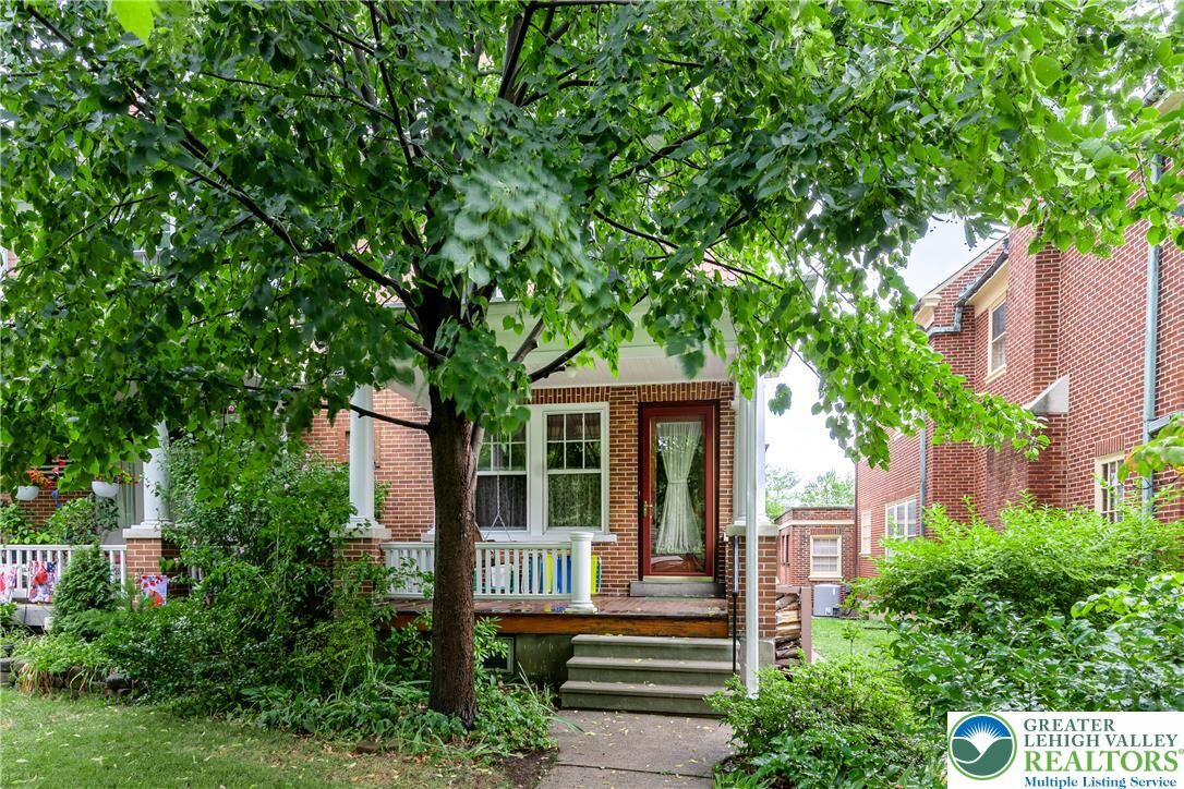 Property Photo:  822 Prospect Avenue  PA 18018 