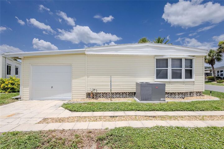 Property Photo:  2100 Kings Highway 683  FL 33980 