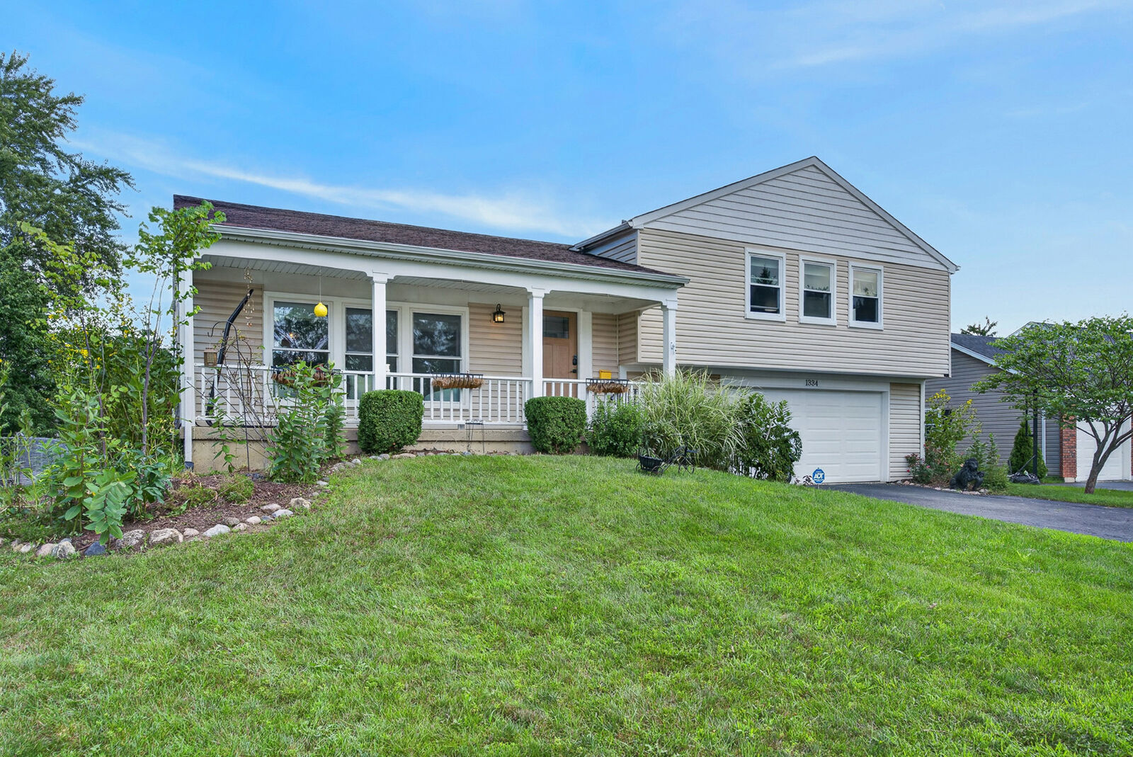 Property Photo:  1334 Allison Lane  IL 60194 