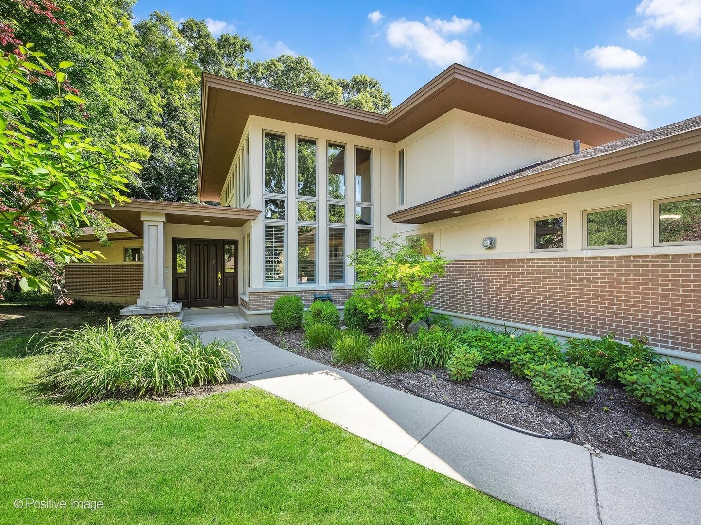 Property Photo:  1411 Hawthorne Lane  IL 60521 
