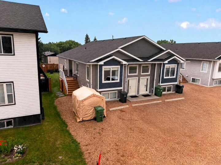 Property Photo: 10225 105 Ave 1, 2 AB T0H 2H0
