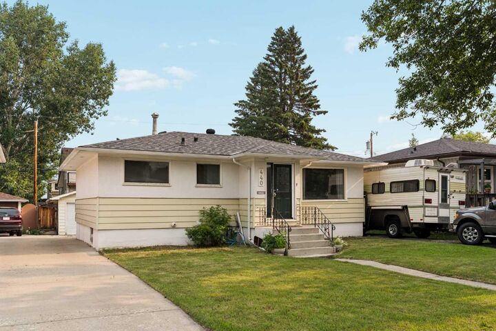 440 36 Avenue NW — photo 1