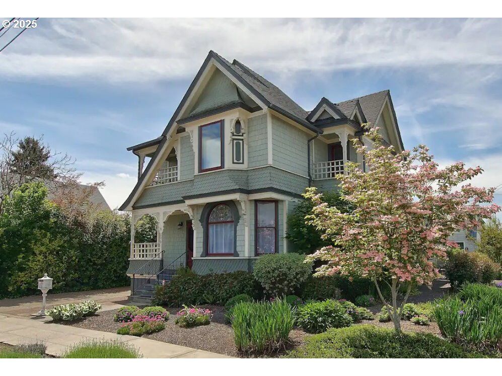 Property Photo: 206 NE 10th St OR 97128