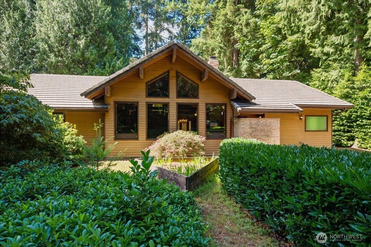 Property Photo:  18461  Ballinger Way NE  WA 98155 