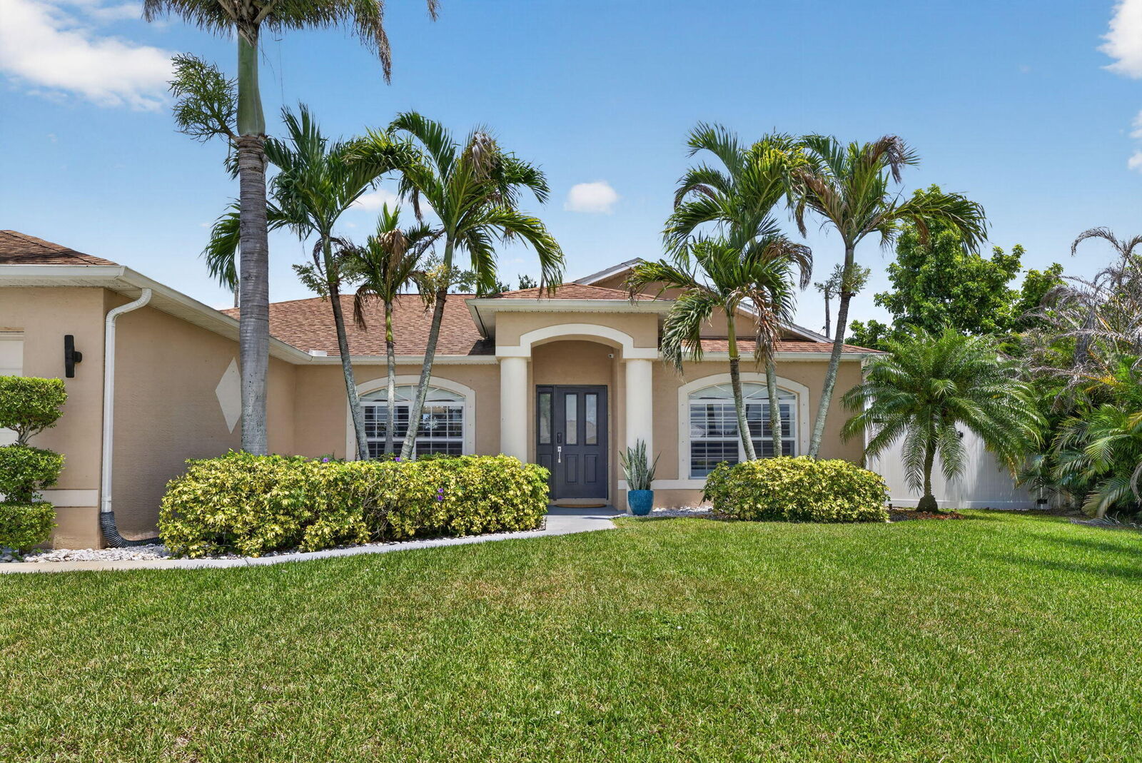 Property Photo:  709 SW Jacoby Avenue  FL 34953 