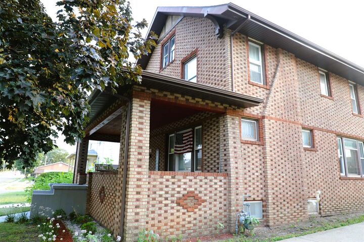 Property Photo:  812 S Locust Avenue  IL 61032 
