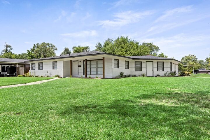 Property Photo:  260 Canterbury  TX 77707 
