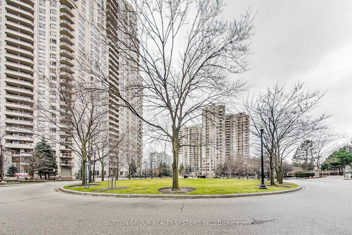 Property Photo: 45 Kingsbridge Garden Circle N 3307 ON L5R 3K4