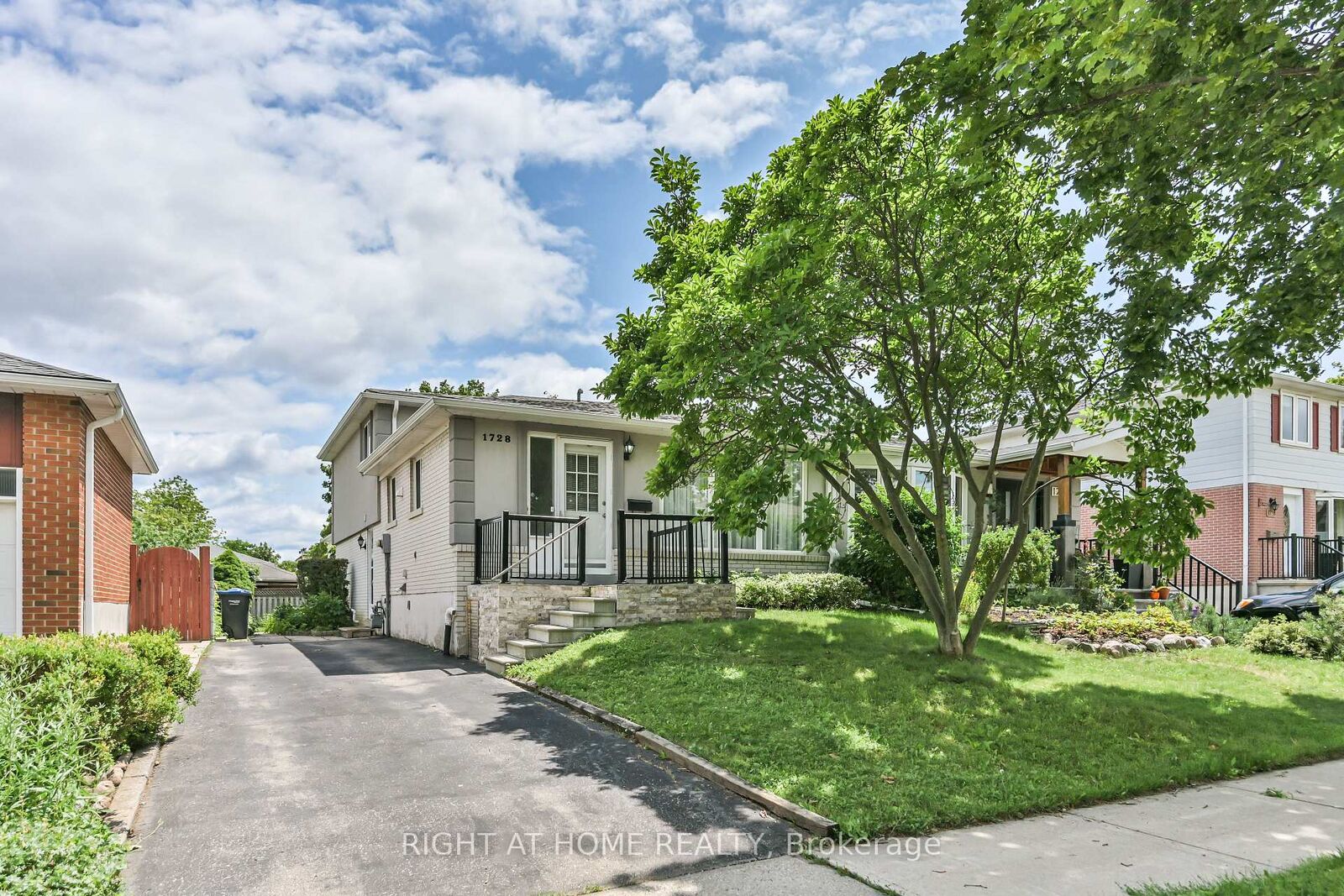 Property Photo:  1728 Pickmere Court  ON L4X 1Z4 