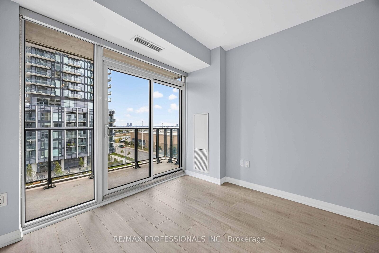 Property Photo:  9000 Jane Street 522  ON L4K 2M9 