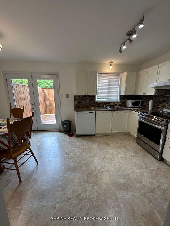 Property Photo: 70 Chapman Court 19 ON N6G 4Z4