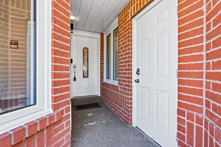 Property Photo: 17 Jackson Court W ON L3C 7G2
