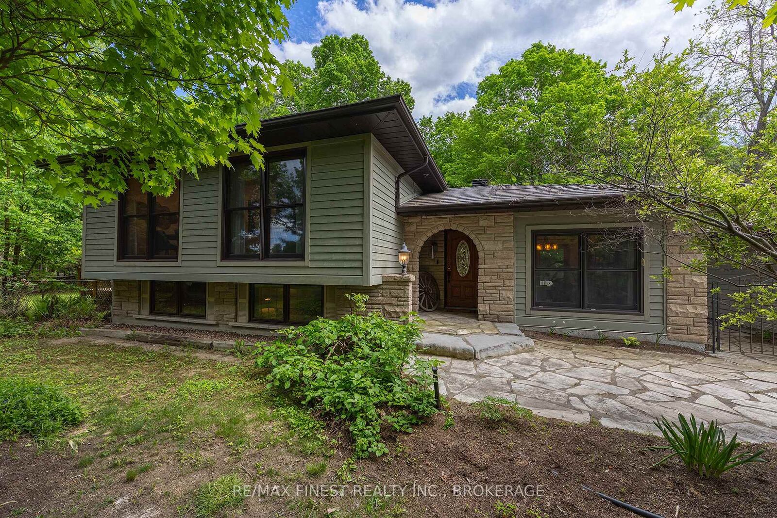 Photo de la propriété: 1465 Middle Road ON K7L 5H6