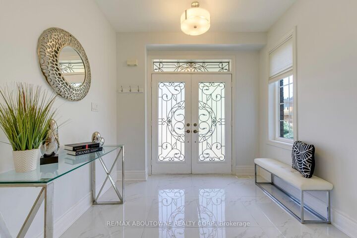 Property Photo: 2380 Woodcrest Drive ON L6M 4S2
