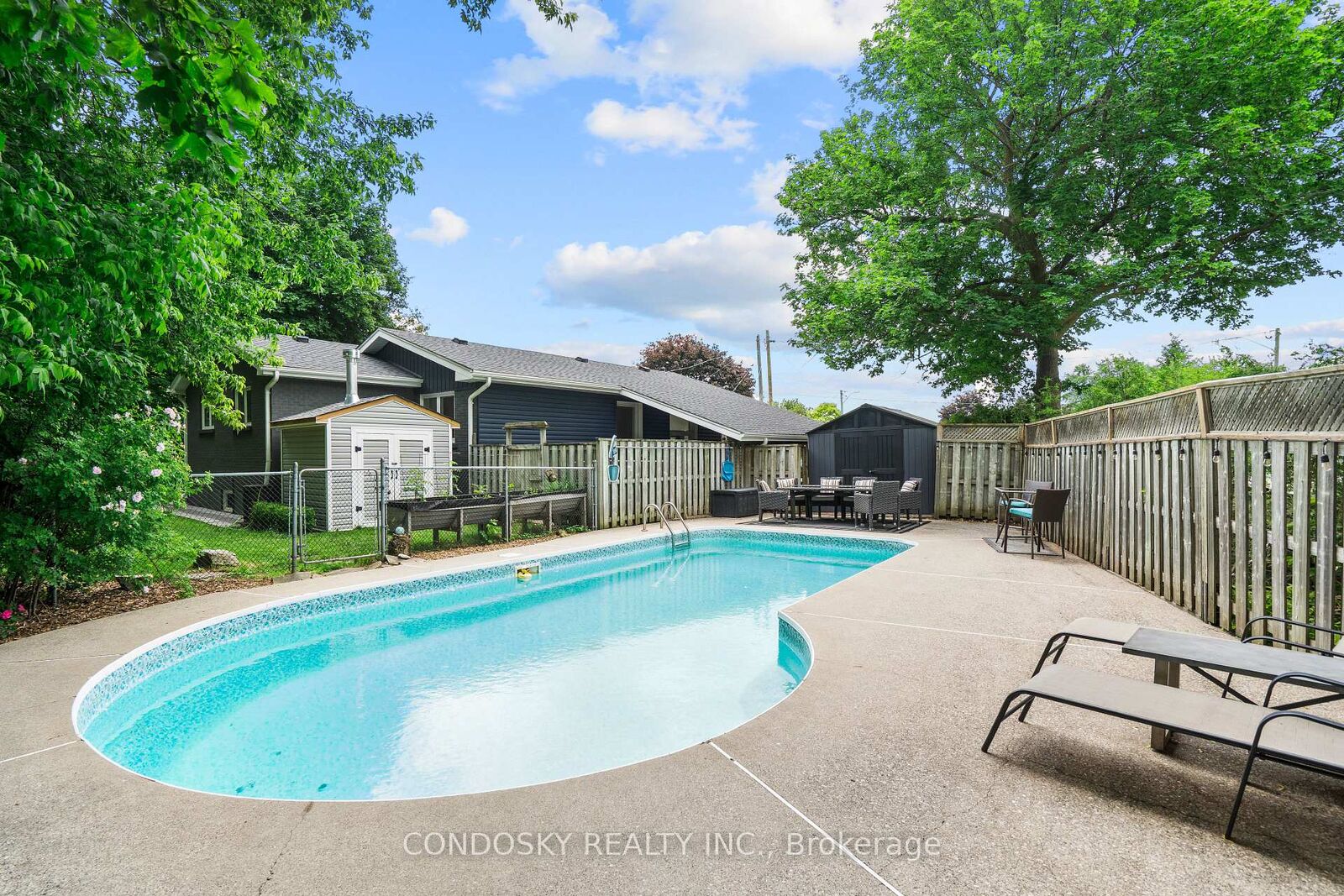 Property Photo: 15 Gibbons Place ON L7G 1M2