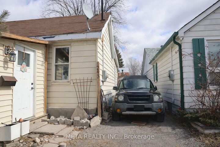 Property Photo: 283 Park Road S ON L1J 4H4