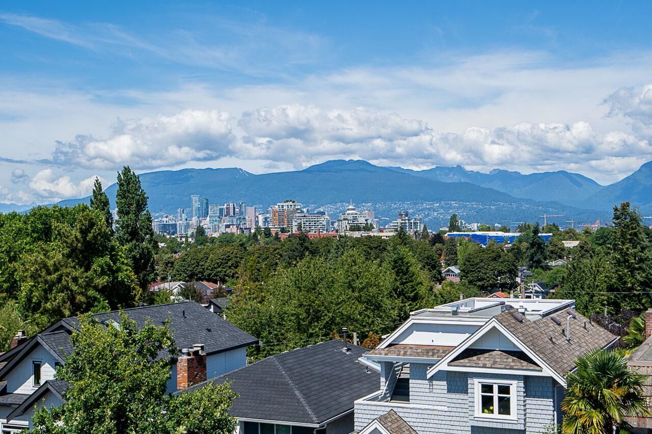 Property Photo: 676 E 22nd Avenue 1 BC V5V 1V4
