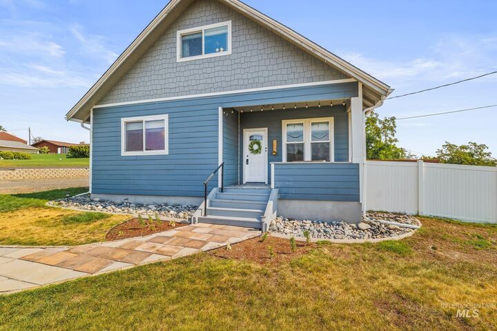 Property Photo:  610 18th Ave  WA 99403 
