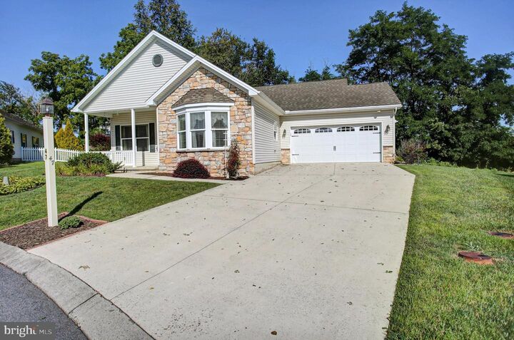 Property Photo: 47 Colonial Court PA 17257