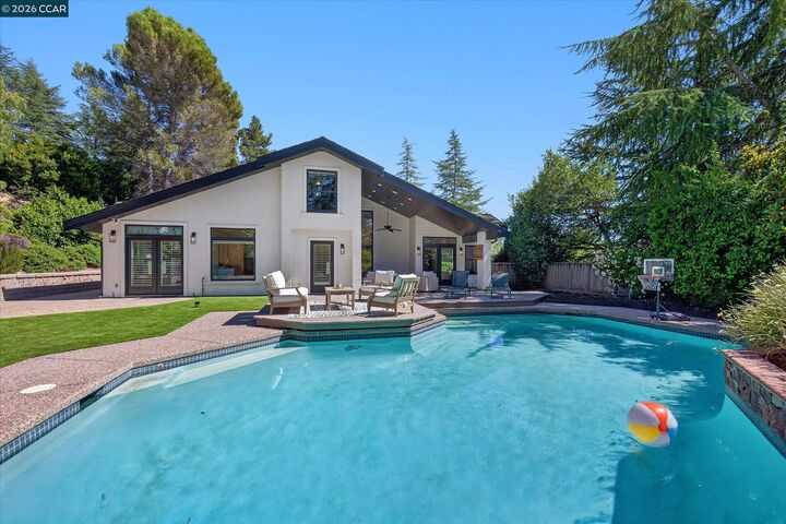 Property Photo: 12 Dutch Mill Ct CA 94526