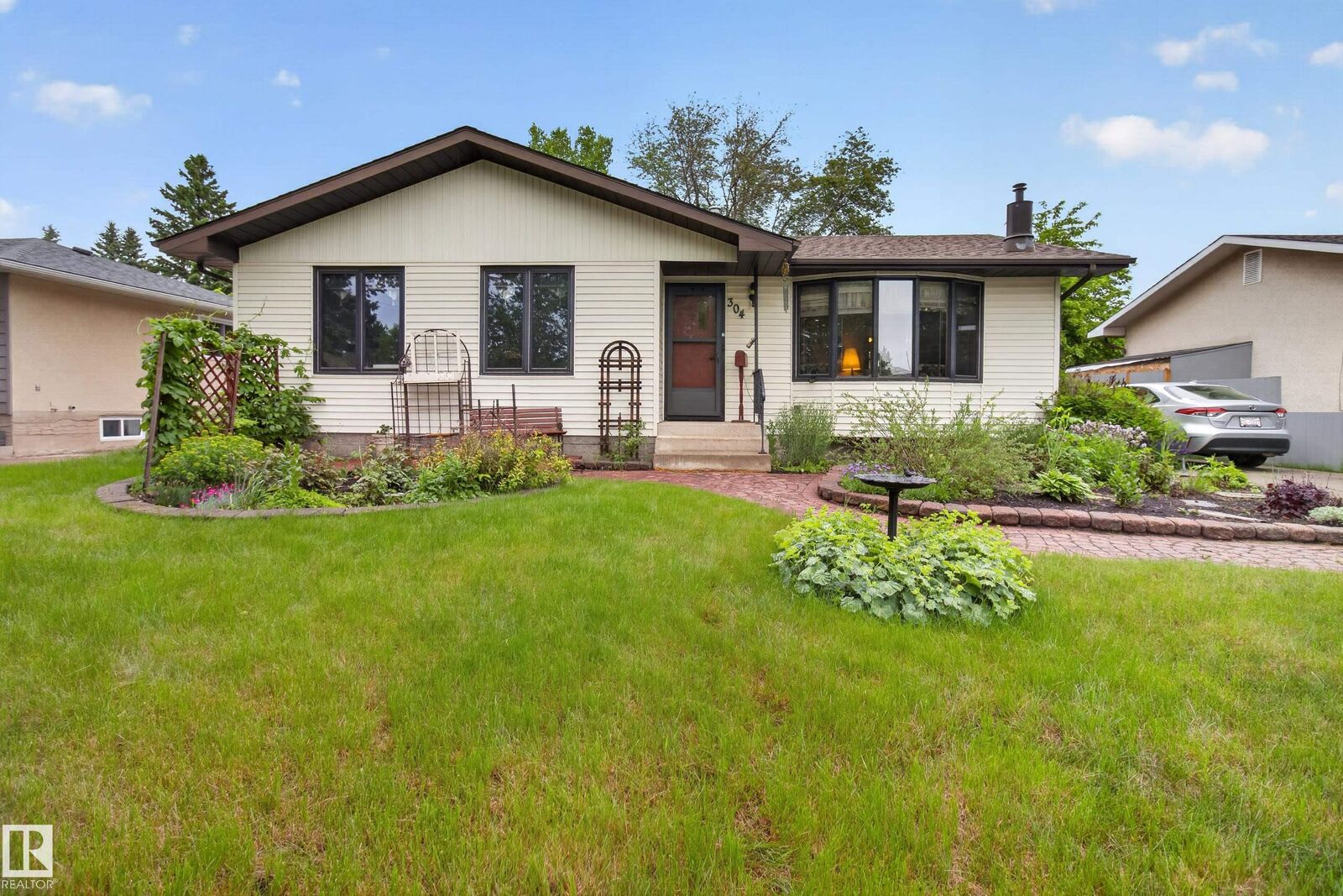 Property Photo:  304 Fir Street  AB T8A 2B3 